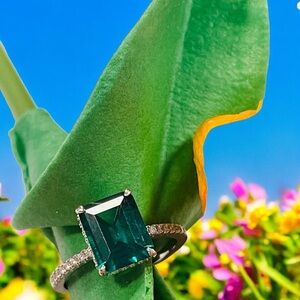 Elegant Silver and Green Gemstone Ring